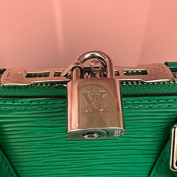 LOUIS VUITTON
Epi Jacquard Alma BB Serpentine - Picture 3 of 13